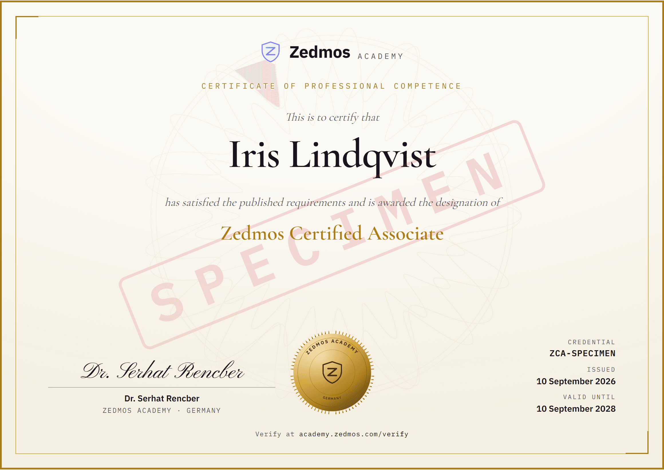 Örnek bir Zedmos Academy sertifikası: cetvelli çerçeve, giyoşe arka plan, sahibinin adı, Zedmos Certified Associate unvanı, altın mühür, imza ve belge numarası; Örnek filigranıyla.